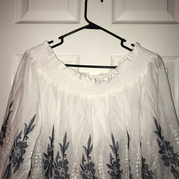 White and blue blouse - Picture 2 of 4